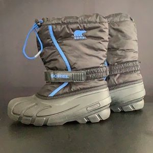 Sorel snow boots. Boys youth size US SIZE 5